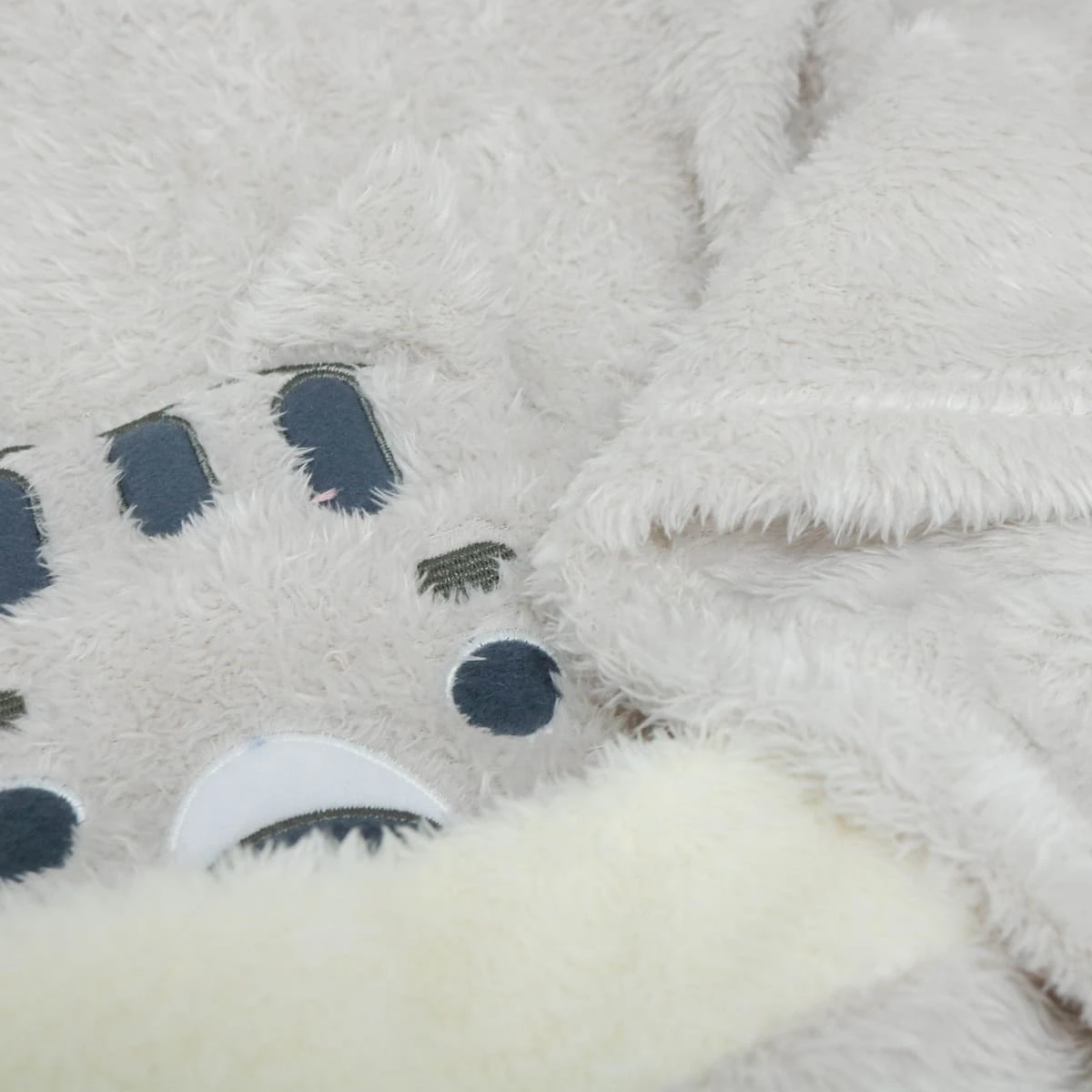 Eddie 3D Embroidery Portable Plush Blanket (Grey)
